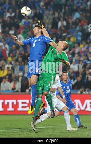 Football - coupe du monde de la FIFA 2010 Afrique du Sud - Groupe F - Slovaquie / Italie - Ellis Park.Le gardien de but de Slovaquie Jan Mucha (à droite) pointe à l'écart de Vincenzo Iaquinta en Italie Banque D'Images