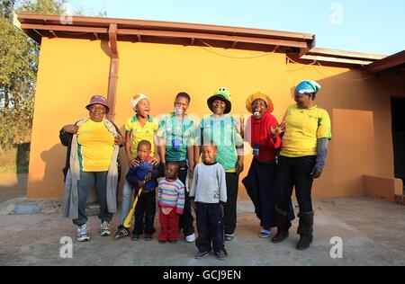 Une famille locale pose pour une photo près de Stade Royal Bafokeng avant le match du Groupe E entre le Danemark Et au Japon Banque D'Images