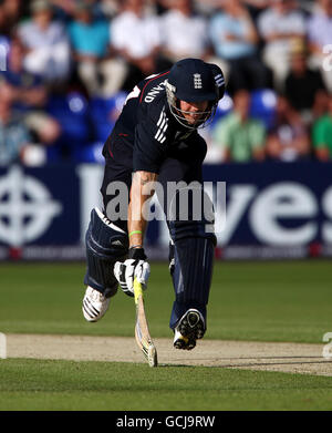 Kevin Pietersen, en Angleterre, fait son entrée lors de la deuxième internationale One Day au stade SWALEC, à Cardiff, au pays de Galles. Banque D'Images