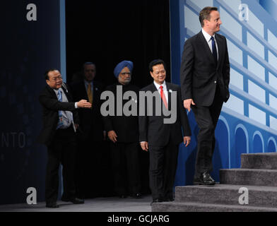 Le Premier ministre David Cameron conduit les dirigeants du G20 à poser une « photo de famille » le dernier jour du sommet du G20 à Toronto, au Canada. Banque D'Images