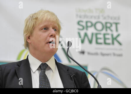 Le maire de Londres, Boris Johnson, s'exprime au City of London Academy Sports Center pour annoncer la semaine nationale du sport scolaire. Banque D'Images