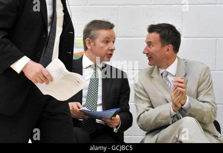 le secrétaire des écoles Michael Gove (à gauche) et le secrétaire à la Culture Jeremy Hunt du City of London Academy Sports Center annoncent la semaine nationale du sport scolaire. Banque D'Images