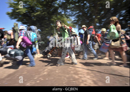 Glastonbury Festival 2010 - vues générales.Les amateurs de festival quittent le site du Glastonbury Festival à la ferme digne, Somerset. Banque D'Images