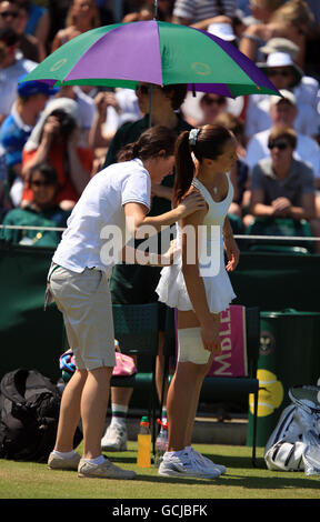 Jelena Jankovic, de Serbie, reçoit un traitement sur son dos lors de son match contre Vera Zvonareva, de Russie, lors du septième jour des Championnats de Wimbledon 2010 au All England Lawn tennis Club, Wimbledon. Banque D'Images