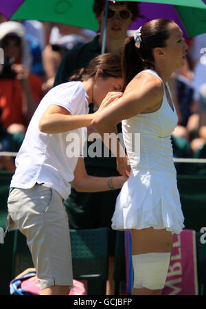 Jelena Jankovic, de Serbie, reçoit un traitement sur son dos lors de son match contre Vera Zvonareva, de Russie, lors du septième jour des Championnats de Wimbledon 2010 au All England Lawn tennis Club, Wimbledon. Banque D'Images