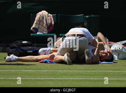 Jelena Jankovic, de Serbie, reçoit un traitement sur son dos lors de son match contre Vera Zvonareva, de Russie, lors du septième jour des Championnats de Wimbledon 2010 au All England Lawn tennis Club, Wimbledon. Banque D'Images