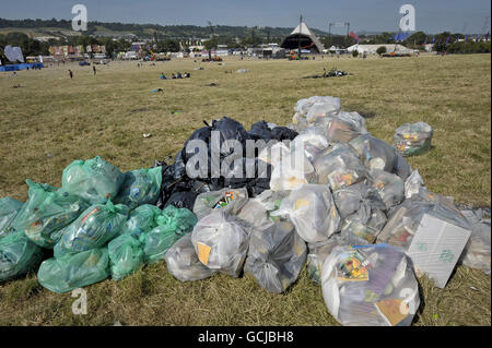 Pile de déchets laissée derrière vous alors que l'opération de nettoyage commence après le festival Glastonbury à la ferme digne, Somerset.APPUYEZ SUR ASSOCIATION photo.Date de la photo: Lundi 28 juin 2010.Le crédit photo devrait se lire : Ben Birchall/PA Wire Banque D'Images