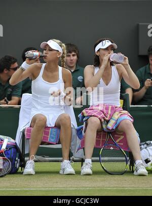 Anna Kournikova (à gauche) et Martina Hingis lors de leur invitation des dames Double match contre Anne Hobbs et Samantha Smith Banque D'Images