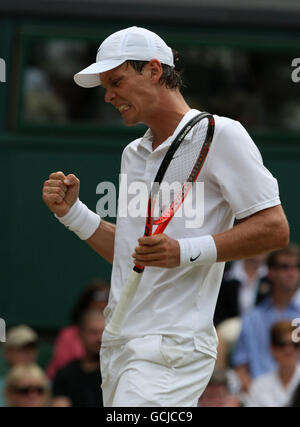 Tomas Berdych, en République tchèque, célèbre contre Roger Federer, en Suisse, lors du neuvième jour des Championnats de Wimbledon 2010 au All England Lawn tennis Club, Wimbledon. Banque D'Images