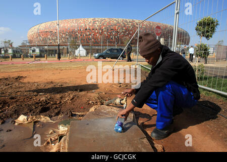 Les travaux de nettoyage se poursuivent au stade de Soccer City, à Johannesburg, la veille de la cérémonie d'ouverture Banque D'Images