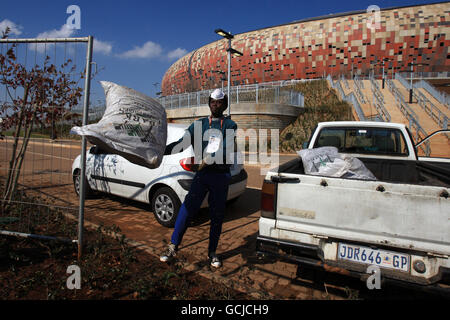 Les travaux de nettoyage se poursuivent au stade de Soccer City, à Johannesburg, la veille de la cérémonie d'ouverture Banque D'Images