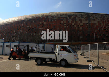 Les travaux de nettoyage se poursuivent au stade de Soccer City, à Johannesburg, la veille de la cérémonie d'ouverture Banque D'Images