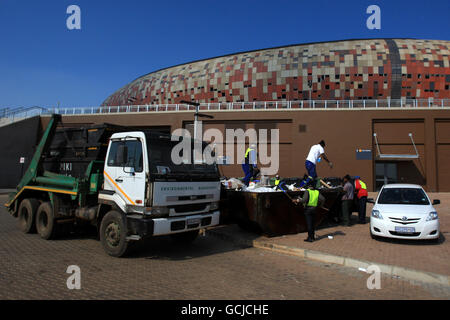 Les travaux de nettoyage se poursuivent au stade de Soccer City, à Johannesburg, la veille de la cérémonie d'ouverture Banque D'Images