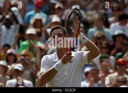 Tomas Berdych, en République tchèque, célèbre la défaite de Roger Federer en Suisse lors du neuvième jour des Championnats de Wimbledon 2010 au All England Lawn tennis Club, Wimbledon. Banque D'Images