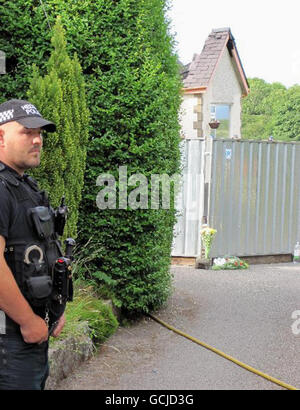 Une vue générale de la police sur les lieux à Anglesey, où Heather Bickley, 46 ans, et ses fils Oscar, 6 ans, Et Felix, 10 ans, ont été trouvés morts après qu'un incendie a éclaté dans leur maison. Banque D'Images