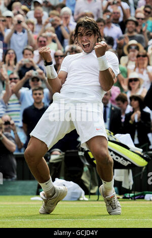 Rafael Nadal en Espagne célèbre la victoire sur Tomas Berdych en République tchèque lors de la finale des Mens Singles le treize jour des championnats de Wimbledon 2010 au All England Lawn tennis Club, Wimbledon. Banque D'Images