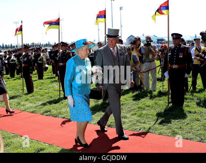 La reine Elizabeth II de Grande-Bretagne arrive à l'hippodrome de Woodbine pour voir les piquets de la plaque de la Reine - la plus ancienne course de pur-sang du Canada, à l'hippodrome de Woodbine, à Toronto, au Canada. Banque D'Images