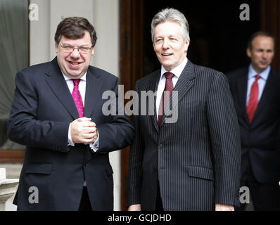 Taoiseach Brian Cowen (à gauche) salue le Premier ministre de l'Irlande du Nord, Peter Robinson, à la 10e séance plénière du conseil ministériel Nord-Sud à la maison Farmleigh à Dublin. Banque D'Images