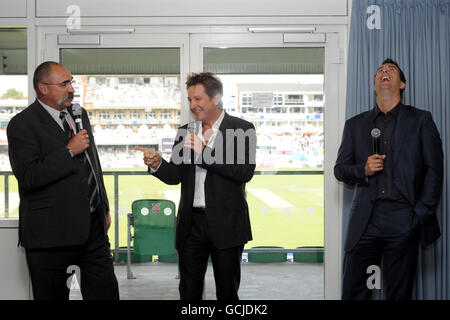 Michael Vaughan (à droite) et Australian International Merv Hughes (à gauche) lors d'une session de questions-RÉPONSES dans le John Major Chambre au Brit Oval Banque D'Images