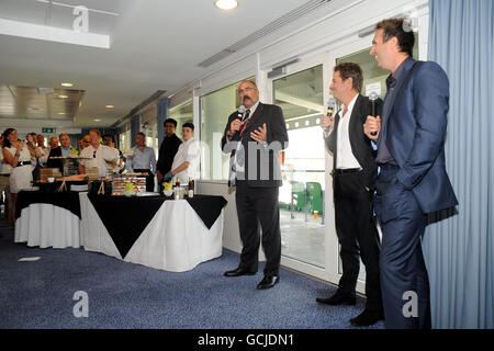 Michael Vaughan (à droite) et Australian International Merv Hughes (à gauche) lors d'une session de questions-RÉPONSES dans le John Major Chambre au Brit Oval Banque D'Images