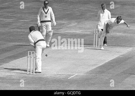 Cricket - les cendres - Angleterre / Australie - 3e Test - 5e jour - Headingley, Leeds. Ian Botham dans l'action de bowling pour l'Angleterre Banque D'Images