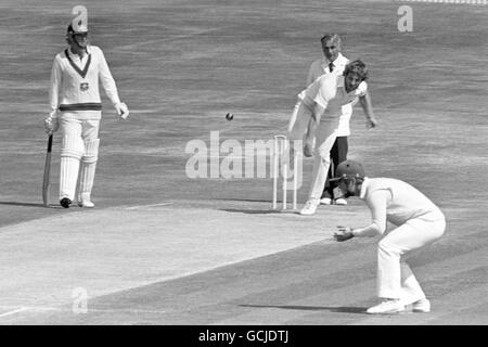 Cricket - les cendres - Angleterre / Australie - 3e Test - 5e jour - Headingley, Leeds. Ian Botham dans l'action de bowling pour l'Angleterre Banque D'Images