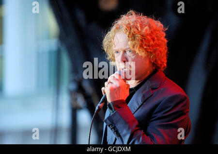 Courses hippiques - Epsom Live!Avec Simply Red - Hippodrome d'Epsom Downs.Mick Hucknall sur scène pendant la performance de Simpley Red à Epsom LIVE!. Banque D'Images