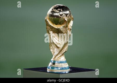 Football - coupe du monde de la FIFA 2010 Afrique du Sud - finale - pays-Bas / Espagne - Stade de Soccer City. Le trophée de la coupe du monde sur sa plinthe Banque D'Images