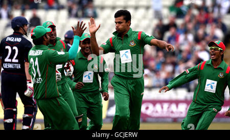 Mashrafe Mortaza, au Bangladesh, célèbre la cricket de Craig Kieswetter, en Angleterre, pour un canard lors de l'International Third One Day à Edgbaston, Birmingham. Banque D'Images