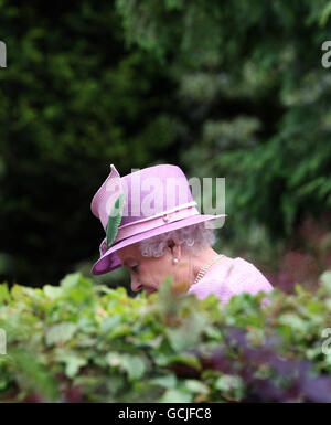 La reine Elizabeth II de Grande-Bretagne visite le jardin commémoratif de la reine mère lors d'une visite des jardins botaniques royaux où elle a ouvert un centre d'accueil dans les jardins d'Édimbourg. Banque D'Images