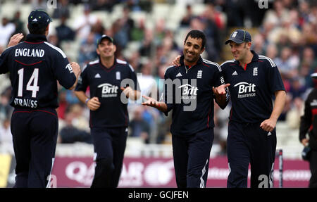 Ravi Bopara, en Angleterre, célèbre le fait de réclamer le cricket de Mashrafe Mortaza, au Bangladesh, pour 14 courses lors de la troisième journée internationale à Edgbaston, Birmingham. Banque D'Images