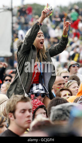 Les amateurs de festival regardent le Plan B sur la scène principale pendant le festival de musique RockNess près d'Inverness, en Écosse. Banque D'Images