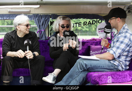 Debbie Harry (au centre) et Chris Stein (à gauche) de Blondie lors de leur entrevue avec le DJ Ben Jones à Absolute radio, au Festival de l'île de Wight, au parc Seaclose à Newport. Banque D'Images