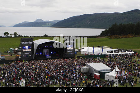 Festival de musique RockNess.Festival de la musique pendant le festival de musique RockNess avec Loch Ness dans le fond. Banque D'Images