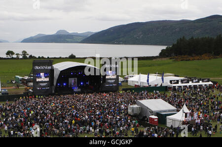 Festival de la musique pendant le festival de musique RockNess avec Loch Ness dans le fond. Banque D'Images