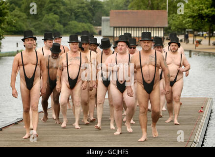 Des hommes d'affaires vêtus de Mankinis marchent le long de la jetée de la maison de bateau Serpentine à Hyde Park, dans le centre de Londres, lors d'une séance photo pour la nouvelle société de téléphonie mobile "menée par la communauté" giffgaff. Banque D'Images