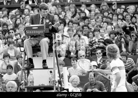 John McEnroe a refusé son appel par le juge-arbitre lors de son match de demi-finale contre Rod Frawley. Banque D'Images