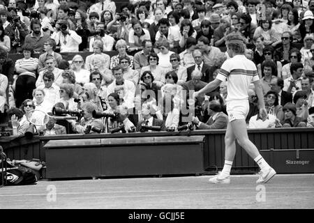 Tennis - 1981 de Wimbledon - masculin - Demi-finale - John McEnroe v Rod Frawley Banque D'Images