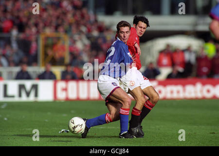 Football - FA Cup - semi-finale - Manchester United / Oldham Athletic - Wembley Stadium.DE GAUCHE À DROITE : CHRIS MAKIN, OLDHAM ATHLETIC.RYAN GIGGS, MANCHESTER UNITED Banque D'Images