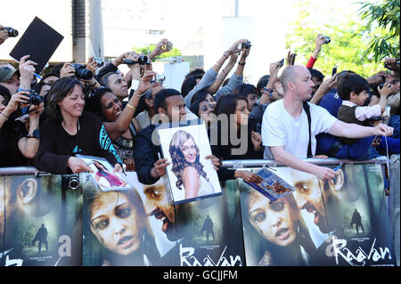 Les fans essaient de voir Abhishek Bachchan et Aishwarya Rai Bachchan alors qu'ils arrivent pour la première de Raavan au British film Institute à Londres. Banque D'Images