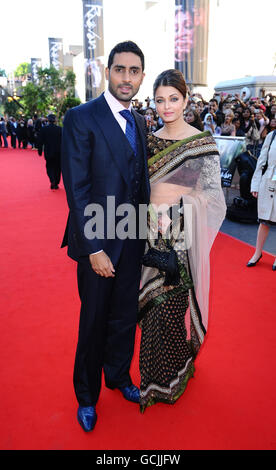 Abhishek Bachchan et Aishwarya Rai Bachchan (à droite) arrivent pour la première de Raavan au British film Institute de Londres. Banque D'Images