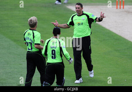 Andre Nel de Surrey célèbre après avoir pris le cricket d'Alex Blake de Kent avec Rory Hamilton-Brown (à gauche) et Steven Davies. Banque D'Images