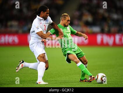 Glen Johnson en Angleterre (à gauche) et Karim Ziani en Algérie se battent pour la balle Banque D'Images