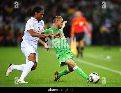 Football - coupe du monde de la FIFA 2010 Afrique du Sud - Groupe C - Angleterre / Algérie - Stade Green point.Glen Johnson en Angleterre (à gauche) et Karim Ziani en Algérie se battent pour le ballon Banque D'Images