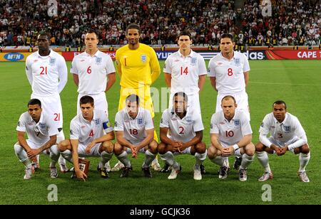 Groupe de l'équipe d'Angleterre avant le lancement. Rangée arrière L-R Emile Heskey, John Terry, David James, Gareth Barry, Frank Lampard. Rangée avant G-D Aaron Lennon, Steven Gerrard, Jamie Carragher, Glen Johnson, Wayne Rooney, Ashley Cole Banque D'Images