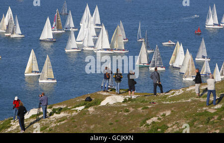 Des spectateurs regardent des yachts qui participent à la course de JP Morgan Asset Management Round the Island. Banque D'Images