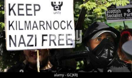 Les manifestants anti-fascistes expriment clairement leurs sentiments alors qu'une marche de la Ligue de défense écossaise a lieu à Kilmarnock. Banque D'Images