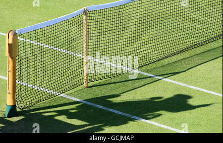 Un filet à l'ombre de l'arbitre pendant le deuxième jour des Championnats de Wimbledon 2010 au All England Lawn tennis Club, Wimbledon. Banque D'Images