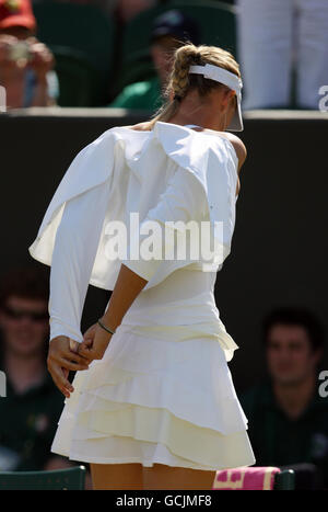 Maria Sharapova en Russie dans son match contre Anastasia Pivovarova en Russie pendant le deuxième jour des Championnats de Wimbledon 2010 au All England Lawn tennis Club, Wimbledon. Banque D'Images