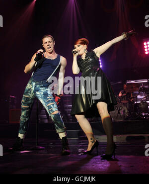 Jake Shears (à gauche) et Ana Matronic, des Scissor Sisters, qui se sont produits à la Brixton Academy de Londres. APPUYEZ SUR ASSOCIATION photo. Date de la photo: Mardi 22 juin 2010. Le crédit photo devrait se lire: Yui Mok/PA Wire Banque D'Images